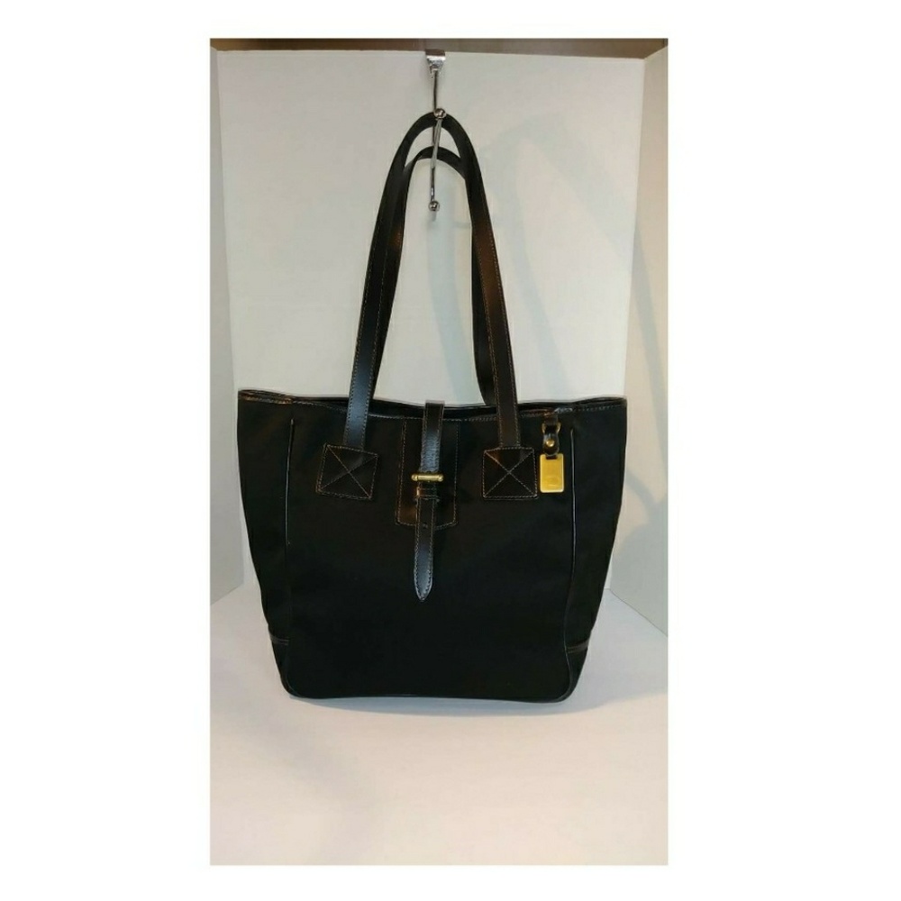 Dooney and Bourke tote bag. 🖤